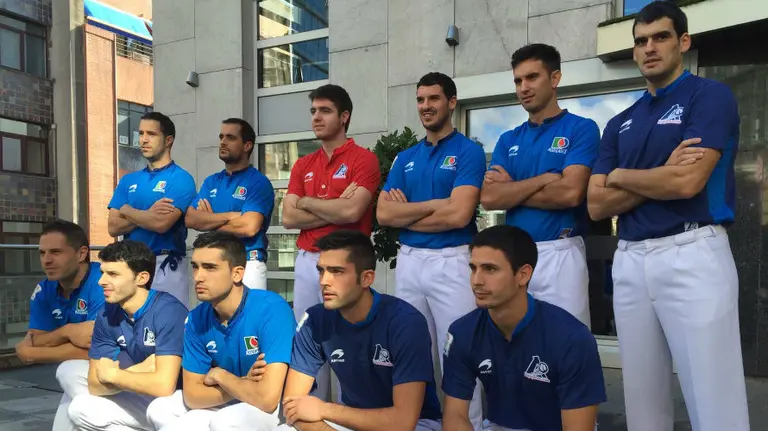 Pelotaris en la presentación del cuatro y medio. Foto web Aspe.