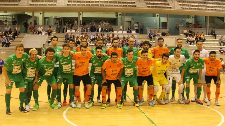 Magna Gurpea y Aspil Vidal posan juntos en Estella. Cedida.