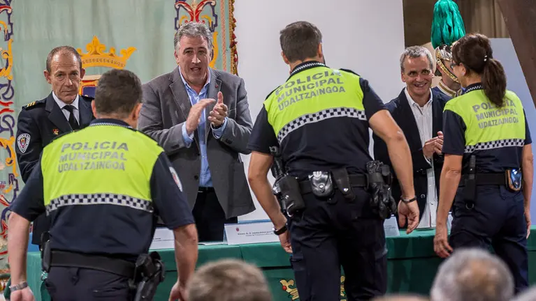Acto de entrega de distinciones con motivo del patrón de la Policía Municipal de Pamplona con la presencia de su alcalde, Joseba Asiron (10). IÑIGO ALZUGARAY