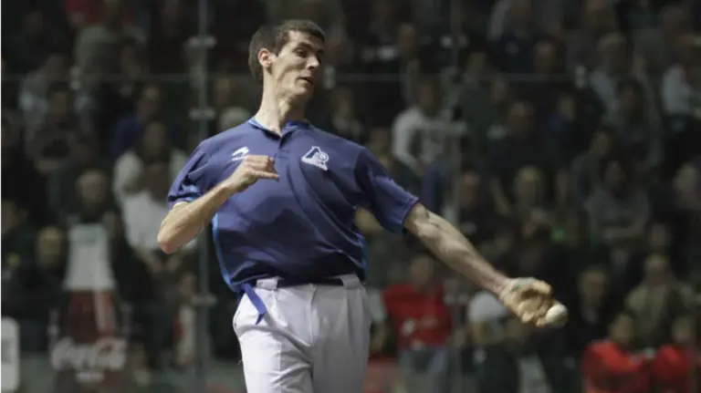 Be&ntilde;at Rezusta impulsa la pelota durante un partido. Foto web Aspe.