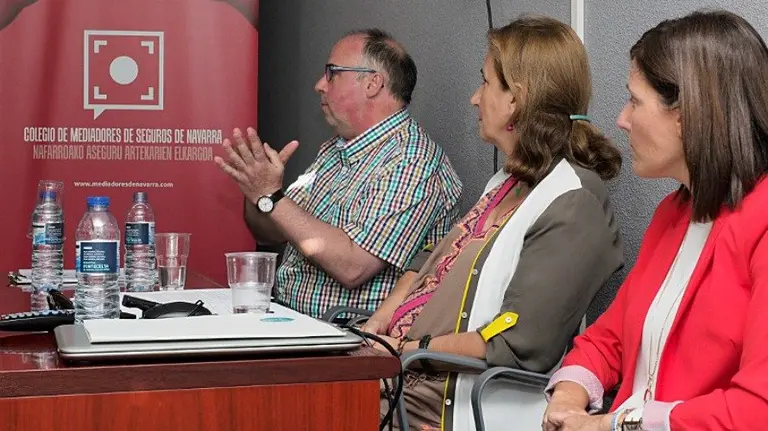 Subiza (al fondo), Aldave (centro) y Sanz participan en la jornada sobre mediación en los accidentes de tráfico. Edu Sanz