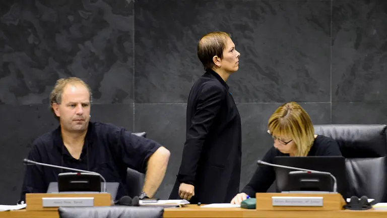 Uxue Barkos con paso desafiante ante los parlamentarios de EH Bildu. PABLO LASAOSA