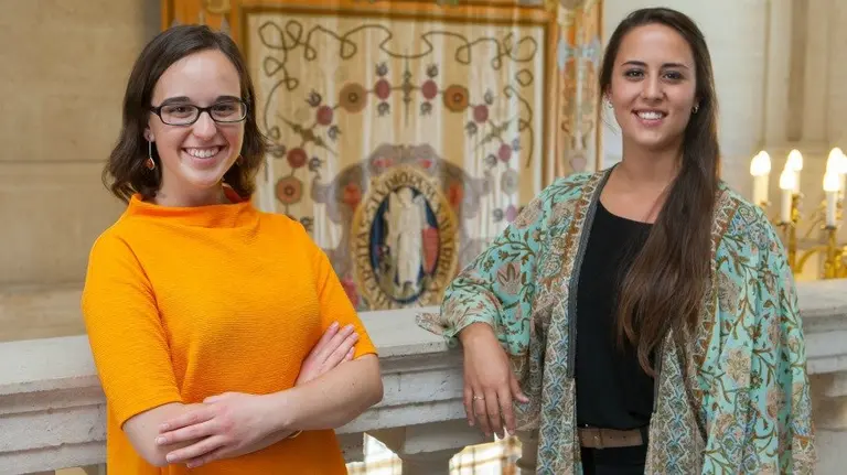 Laura Venzal (izquierda), elegida delegada, y Loreto Garrido, subdelegada de la Universidad de Navarra. UNAV