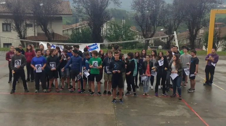 COVITE COVITE denunciará a un instituto de Hernani por permitir que 50 menores homenajeasen a 22 miembros de ETA. 