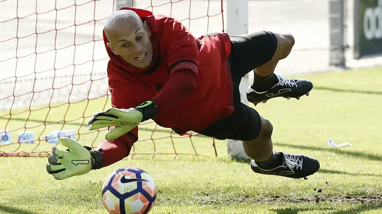 El portero del Osasuna, Nauzet Pérez, durante el entrenamiento que ha realizado el equipo en las instalaciones de Tajonar, de cara al encuentro que disputarán ante la UD Las Palmas. EFE/Jesús Diges