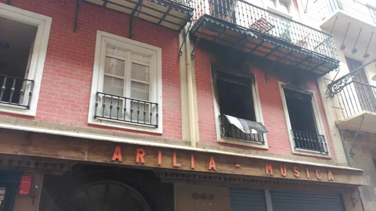 El incendio de un inmueble en la calle Zapatería de Pamplona provoca la muerte de una mujer por intoxicación. DG (15)