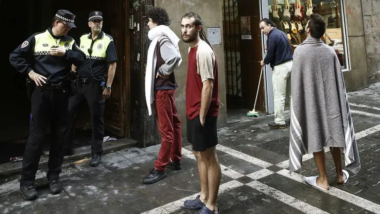 Una mujer de 77 años ha fallecido en el incendio declarado en una vivienda situada en la primera planta de un edificio de la calle Zapatería, en Pamplona. Además, otros quince vecinos del inmueble han sido atendidos por inhalación de humo. EFE/Jesús Diges