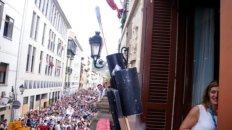 Entrega de los premios de los carteles y chupinazo a cargo del grupo de Boy Scout en Villava. MIGUEL OSÉS (17)