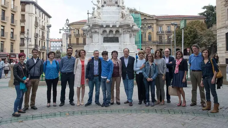 Algunos de los asistentes destacados en la jornada dedicada a las personas mayores en el Día de las Personas de Edad celebrada en el Paseo Sarasate de Pamplona.