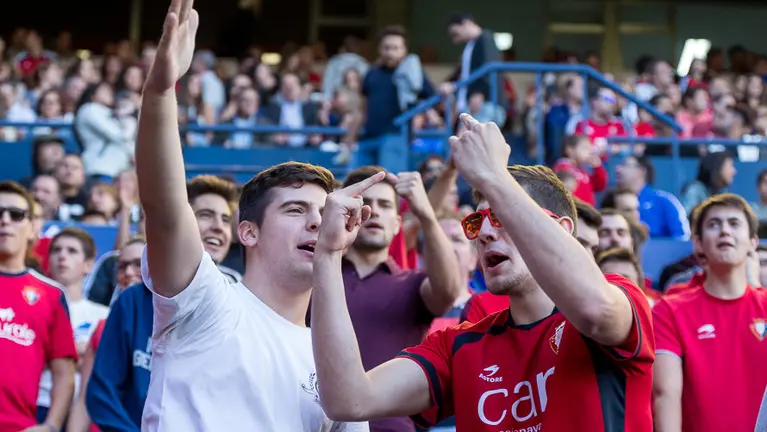 La afición rojilla en las gradas del El sadar durante el partido entre CA Osasuna y UD Las Palmas (5). IÑIGO ALZUGARAY