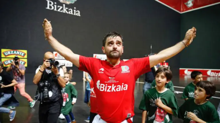 Pablo Berasaluce agradece el apoyo del público. Foto Asegarce.