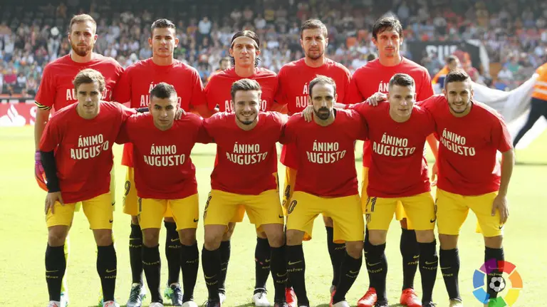 El At. Madrid se acordó de su compañero Augusto, lesionado, en Mestalla. Lfp.