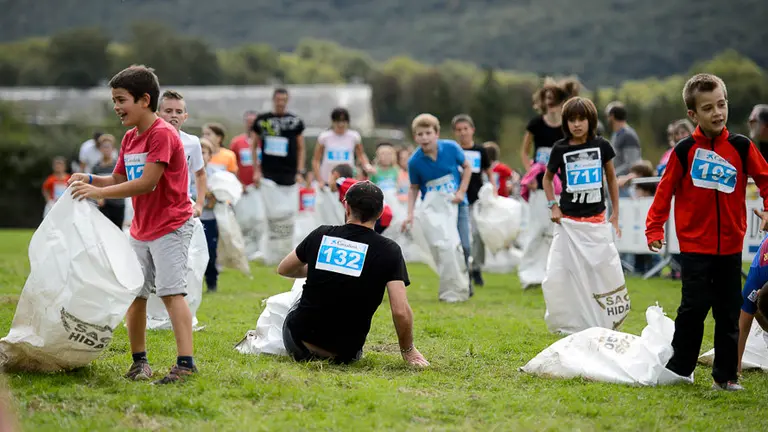 Intento en Ultzama de Record Guiness de mayor número de personas en una carrera de sacos. PABLO LASAOSA (13)