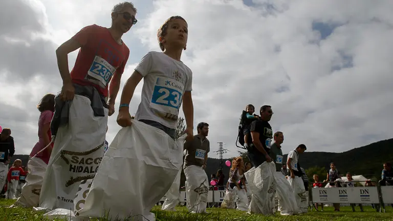 Intento en Ultzama de Record Guiness de mayor número de personas en una carrera de sacos. PABLO LASAOSA (24)