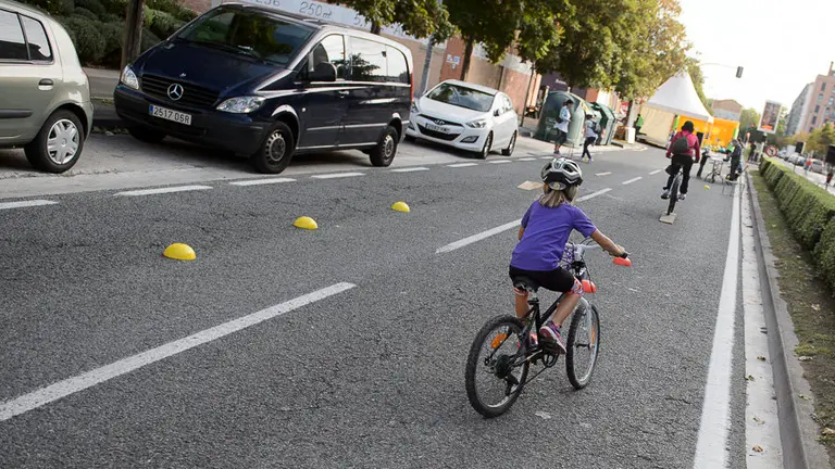 El programa BiziKalea del Ayuntamiento de Pamplona corta la avenida San Jorge durante todo el domingo. PABLO LASAOSA (4)