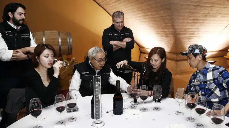 El equipo de The Real Master Chef, de la televisión pública china, celebra estos días en las Bodegas Otazu, en Echauri, su final por primera vez en España. EFE/Jesús Diges