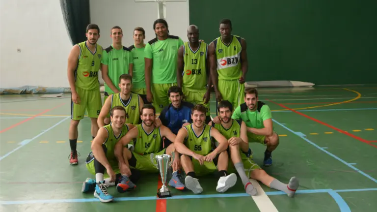 El Valle de Egüés posa con la copa de campeón.