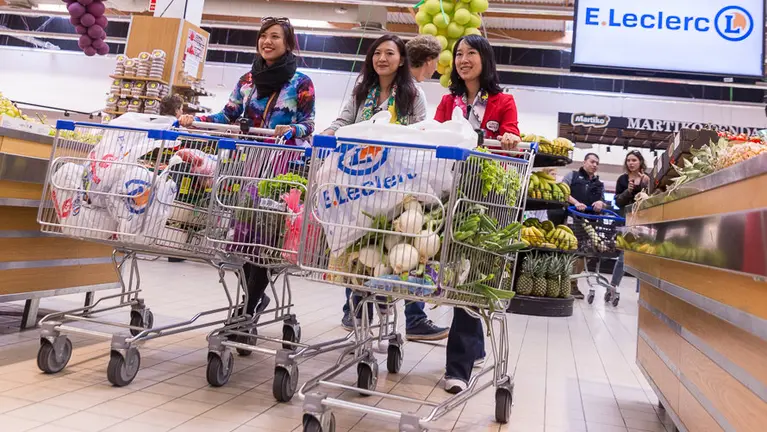 Los participantes en el concurso Master Chef de la televisión pública china adquieren productos locales en el hipermercado E.Leclerc para realizar sus platos en la final del (2)