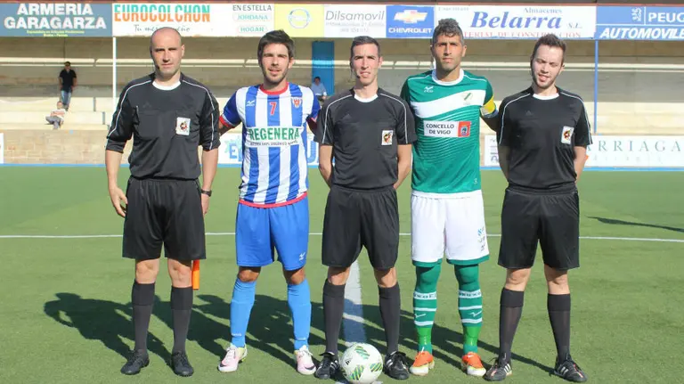 Trio arbitral y capitanes del Izarra - Coruxo en Estella. Foto Facebook CD Izarra.