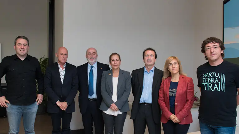 La presidenta del Gobierno de Navarra, Uxue Barkos, el consejero de Educación, Jose Luis Mendoza y una representación de la Federación de Ikastolas de Navarra