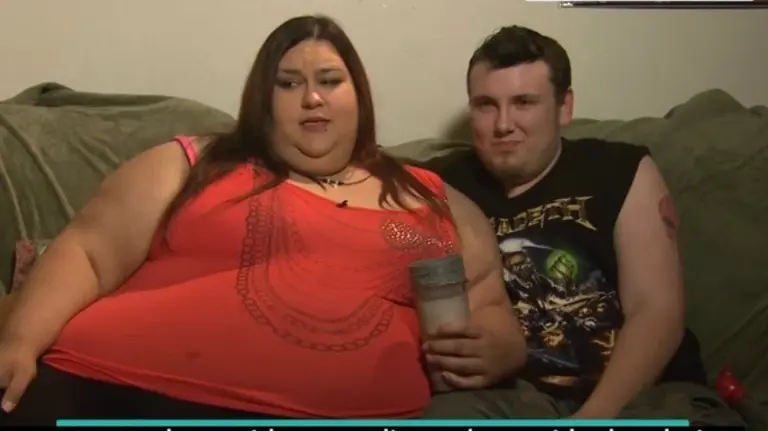 La mujer que quiere pesar 450 kilos para ser la más obesa del mundo. 