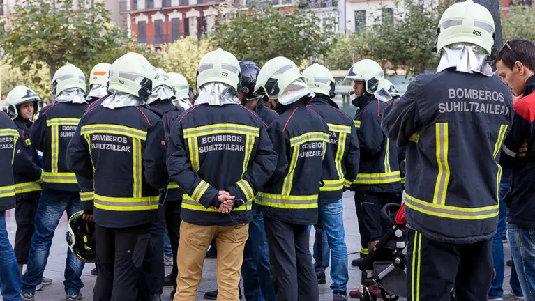 Concentración de Bomberos de Navarra para protestar por la falta de personal del Servicio y el insuficiente número de plazas en la OPE de 2016 (11). IÑIGO ALZUGARAY