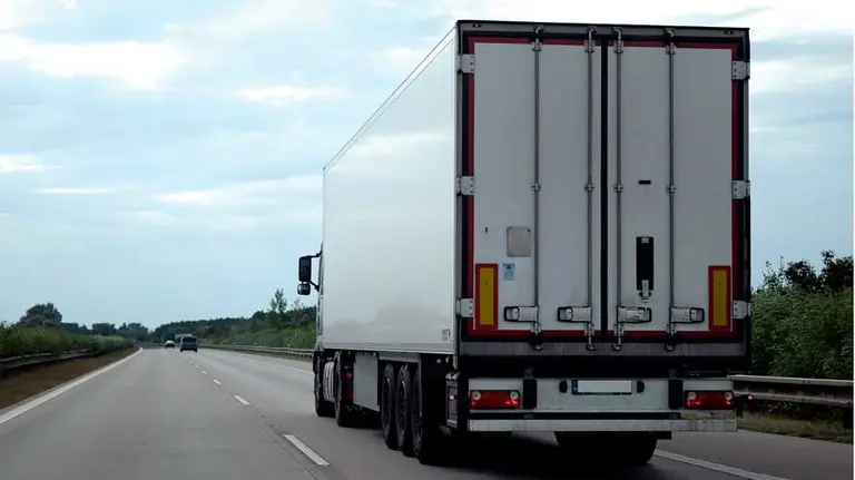 Camión circulando por una carretera.