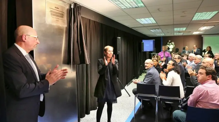 Koxka descubre la placa conmemorativa del 50 aniversario de Koxka. 