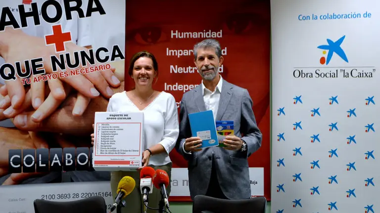 Ana Díez, directora territorial de La Caixa y José Luís Ibañez de Cruz Roja.
