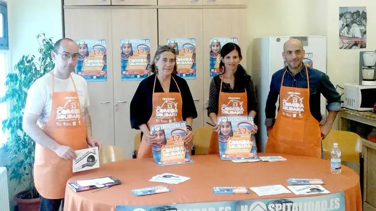 Organizadores de la comida solidaria en pamplona por los refugiados.