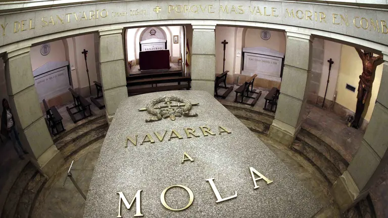 Interior de la cripta del Monumento a los Caidos donde se encuentran enterrados los restos de los generales Emilio Mola y Jos&eacute; Sanjurjo y de otros seis combatientes del bando franquista. EFE/Jes&uacute;s Diges