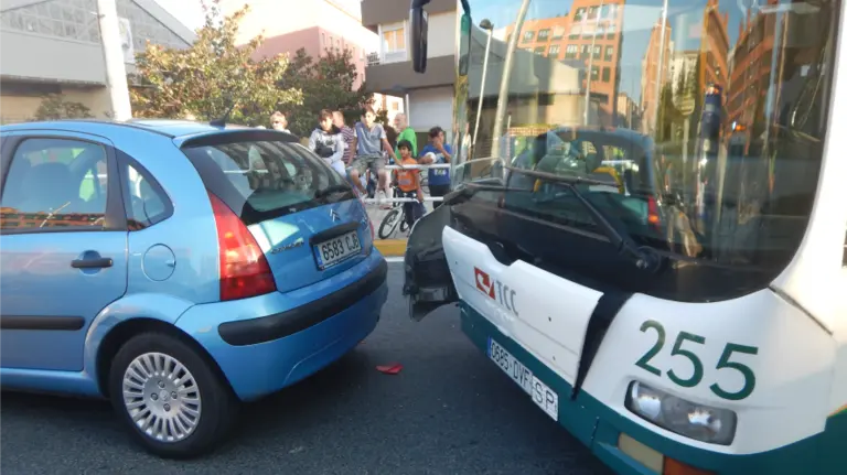 Imagen de la colisión por alcance en la avenida Zaragoza, donde ocho personas han resultado heridas. PMUNICIPAL