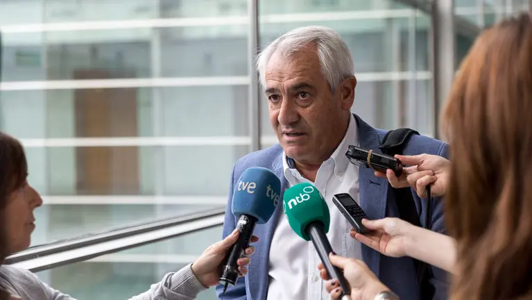 El secretario general de UGT, Jesús Santos, en el Parlamento de Navarra. IÑIGO ALZUGARAY