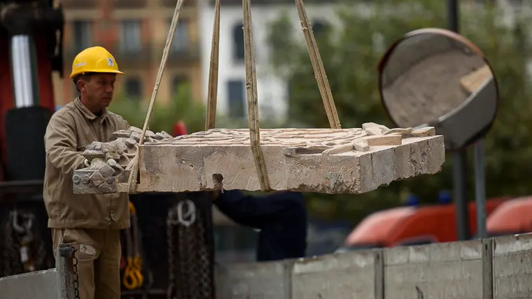 Retirada de la Laureada del Palacio de Navarra. PABLO LASAOSA 05