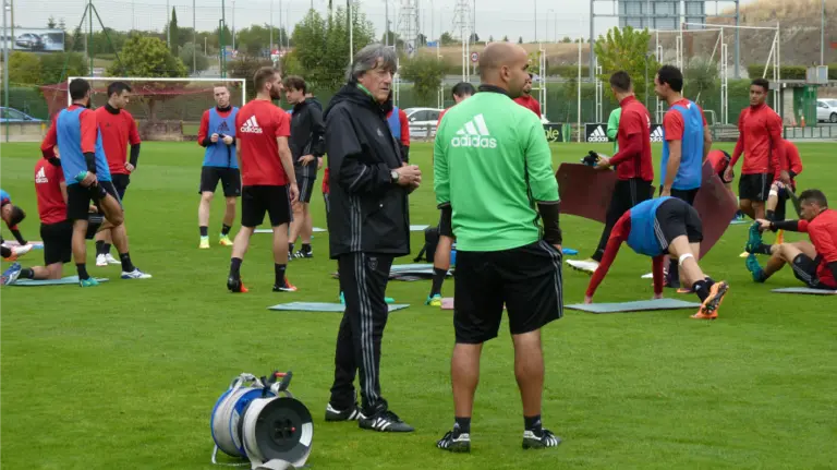 Martín con Javi Ramos y sus jugadores en Tajonar.