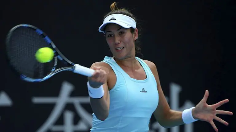 Garbiñe Muguruza se dispone a devolver la pelota. Efe.