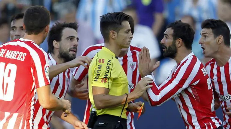 Balenziaga habla con el árbitro en Málaga. Efe.