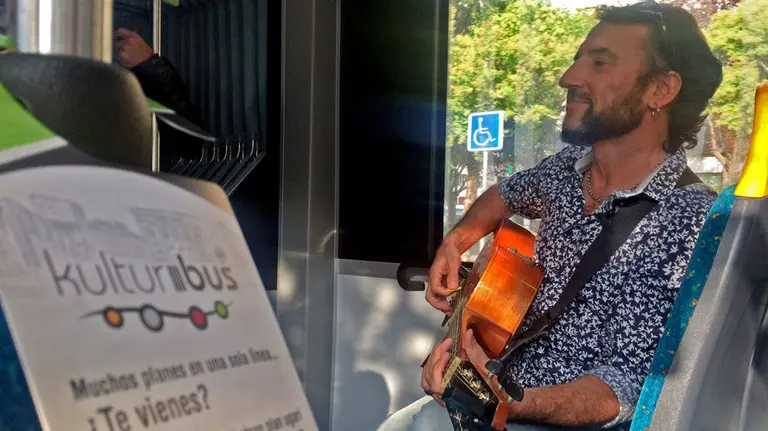 El cantante pamplonés Pablo Líquido durante su actuación en el KulturBus.