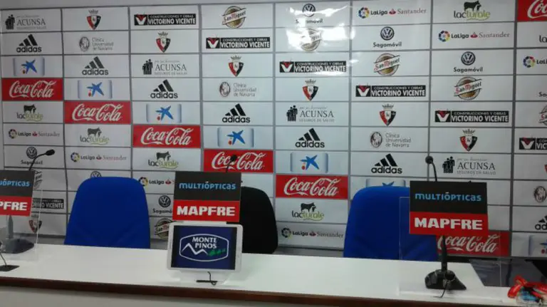 La sala de prensa de Tajonar sin protagonistas junto al micrófono.