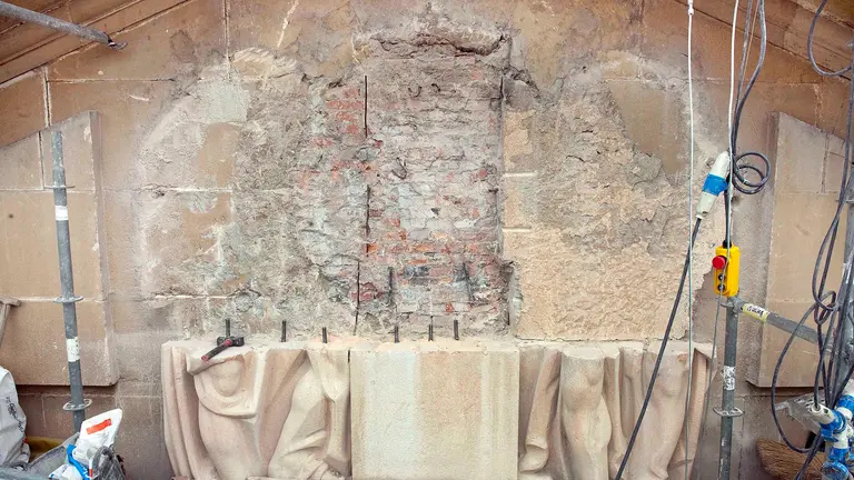 Así ha quedado el frontal del Palacio de Navarra tras la retirada de la laureada.