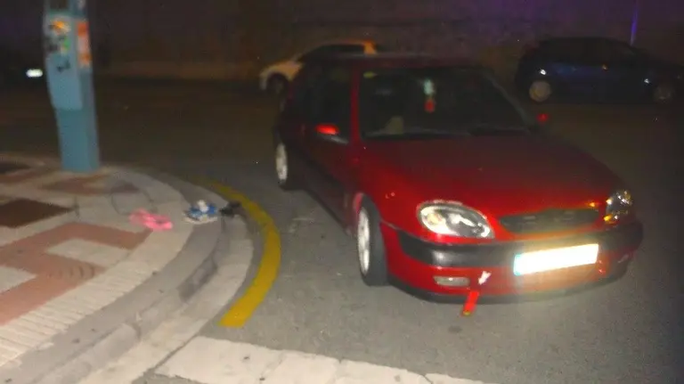 El coche que ha dejado atrapado al joven en Pamplona. PMUNICIPAL