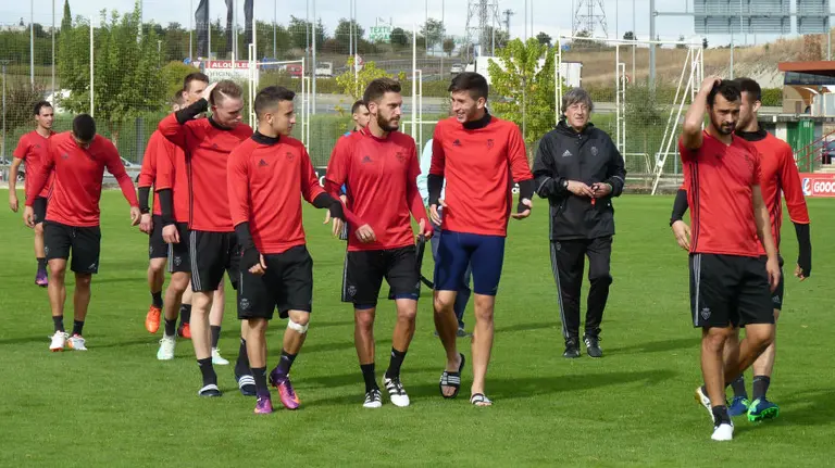 Martín con sus jugadores en Tajonar.