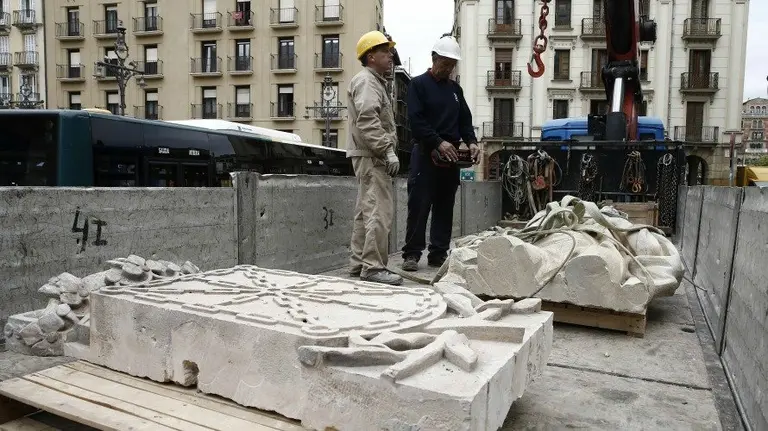 Las esculturas del Palacio de Navarra, incluido el escudo de Navarra, en un camión tras la retirada de la laureada. EFE Diges