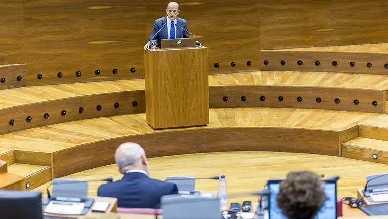 Alberto Catalán (UPN) habla en el pleno del Parlamento de Navarra. IÑIGO ALZUGARAY