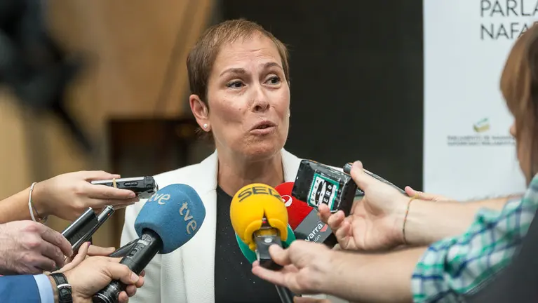 La presidenta del Gobierno, Uxue Barkos, a su llegada al pleno del Parlamento de Navarra (4). IÑIGO ALZUGARAY