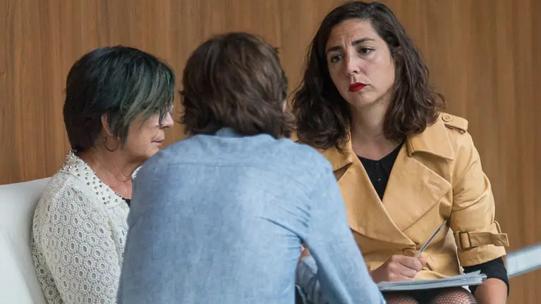 Laura Pérez, María Teresa Sáez y Mikel Buil (Podemos) en el Parlamento de Navarra. IÑIGO ALZUGARAY