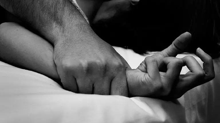 Imagen de un hombre agarrando a una mujer de la muñeca de forma violenta.