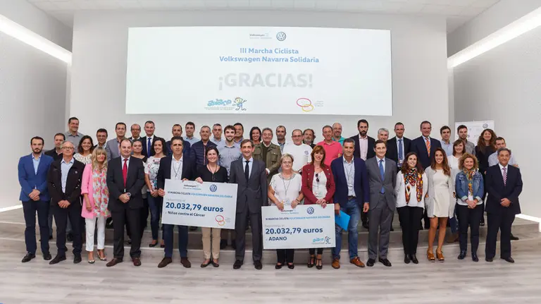 Representantes de Volkswagen Navarra, miembros de ADANO y Niños Contra el Cáncer,