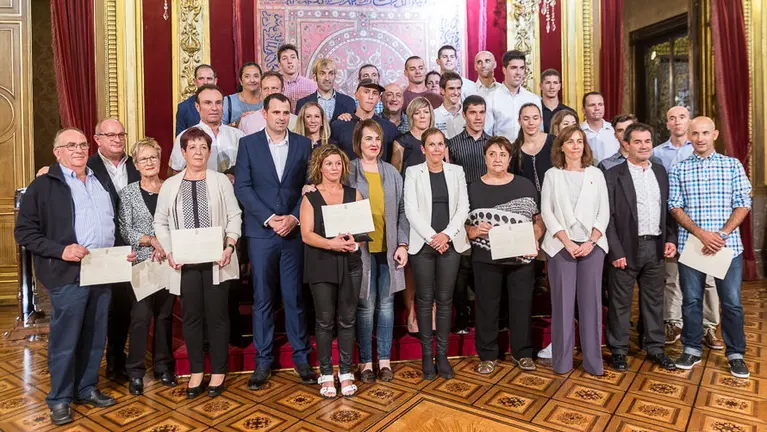 La presidenta de Navarra, Uxue Barkos, preside la recepción a los deportistas navarros olímpicos, paralímpicos y técnicos en el Salón del Trono del Palacio de Navarra. IÑIGO (1)