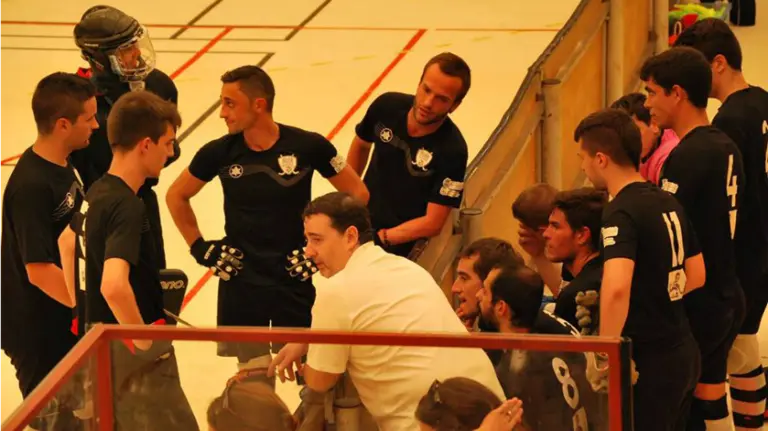 Alberto Urdaniz con sus jugadores del iruña hockey patines 2016-17.